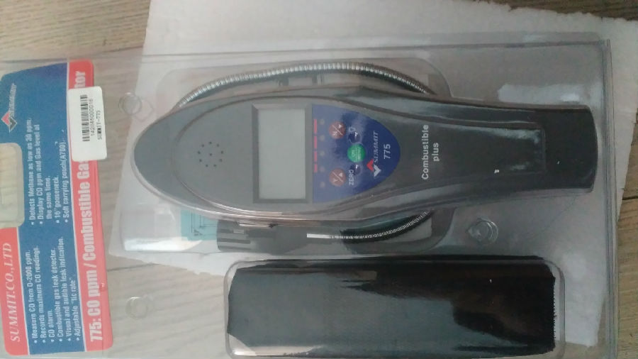 一氧化碳及易燃气体泄漏检测仪TPI775简介 TPI-775是一个划时代的一氧化碳及易燃气体泄漏检测仪,它是同类产品中第一个能检测两种不同类型气体的检测产品。 * 容易使用 * 单手操作 * 自动回零 * 背光 * 视觉和声音报警 一氧化碳及易燃气体泄漏检测仪TPI775详细参数 TPI-775是一个划时代的一氧化碳及易燃气体泄漏检测仪,它是同类产品中第一个能检测两种不同类型气体的检测产品。TPI-775具有容易使用、单手操作、自动回零、背光、视觉和声音报警。 * 容易使用 * 单手操作 * 自动回零 * 背光 * 视觉和声音报警 TPI-775的规格 传感器特性 类型分析度量程准确度 泄露
